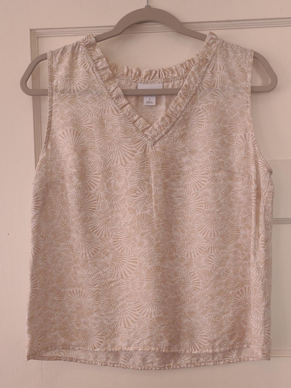 Liz Claiborne Taupe & Cream Swirl Pattern V-Neck Sleeveless W Ruffle Detail